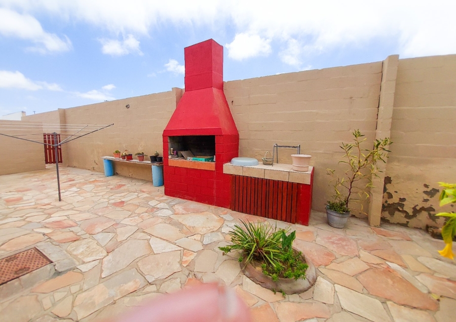 4 Bedroom Property for Sale in Port Nolloth Northern Cape